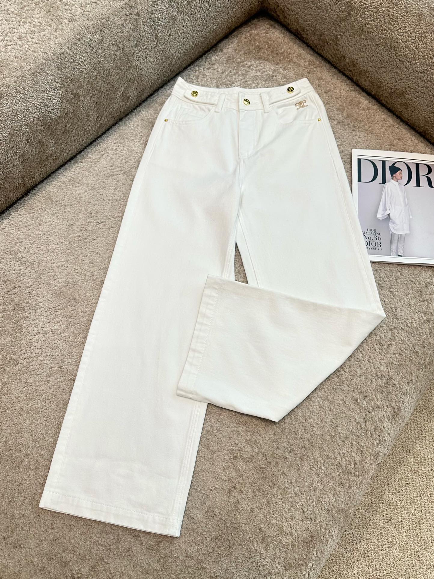 Jean d'hiver à jambes larges et taille haute avec broderie décorative à boutons épais