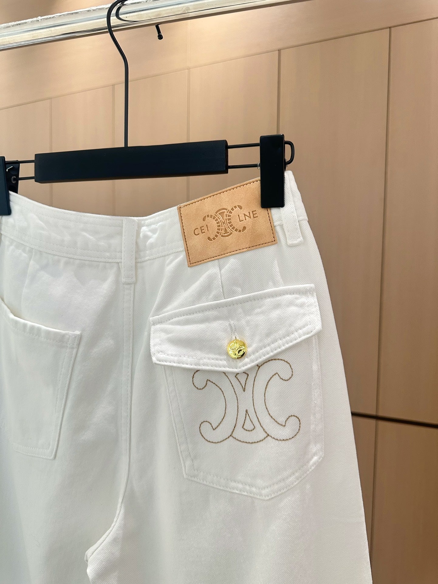 Jean d'hiver à jambes larges et taille haute avec broderie décorative à boutons épais