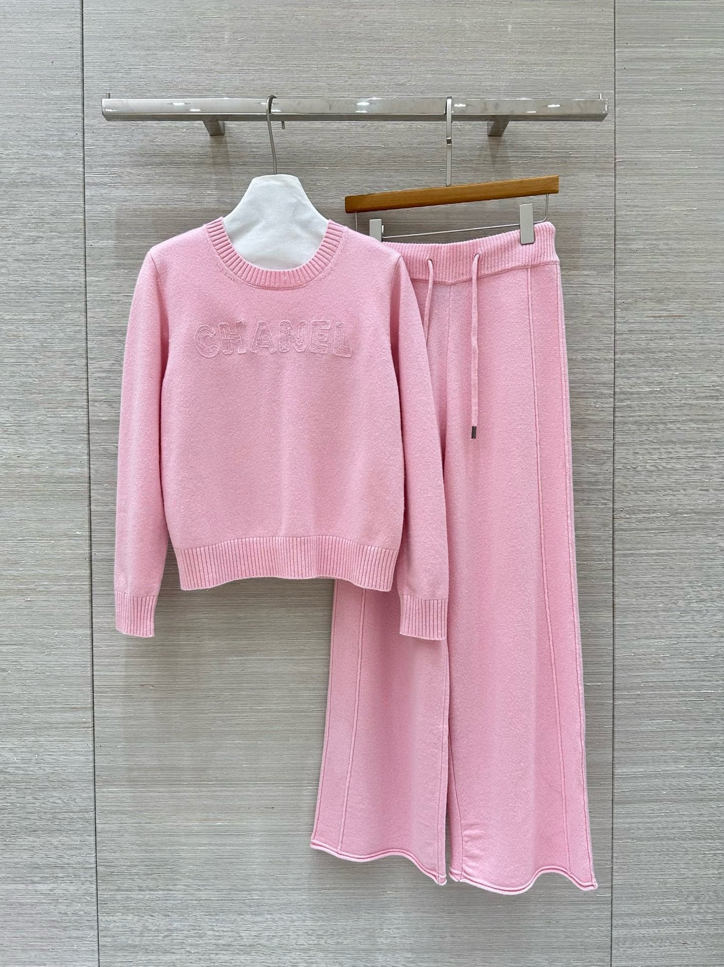 Ensemble haut col rond en cachemire brodé avec logo lettre tridimensionnel + pantalon droit
