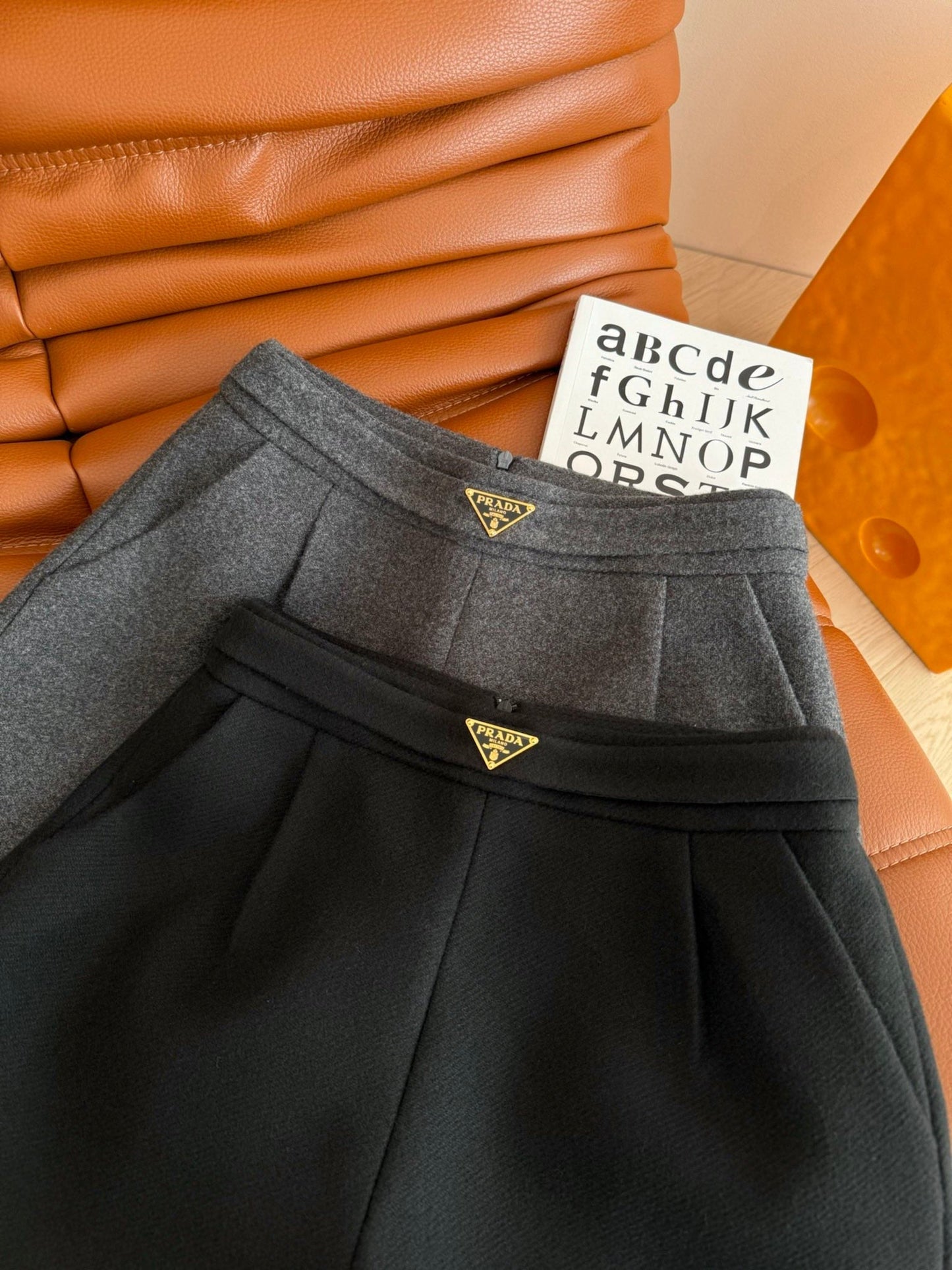 Short en laine décoré d'un logo triangulaire
