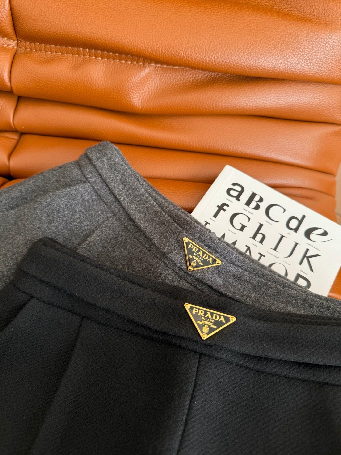 Short en laine décoré d'un logo triangulaire