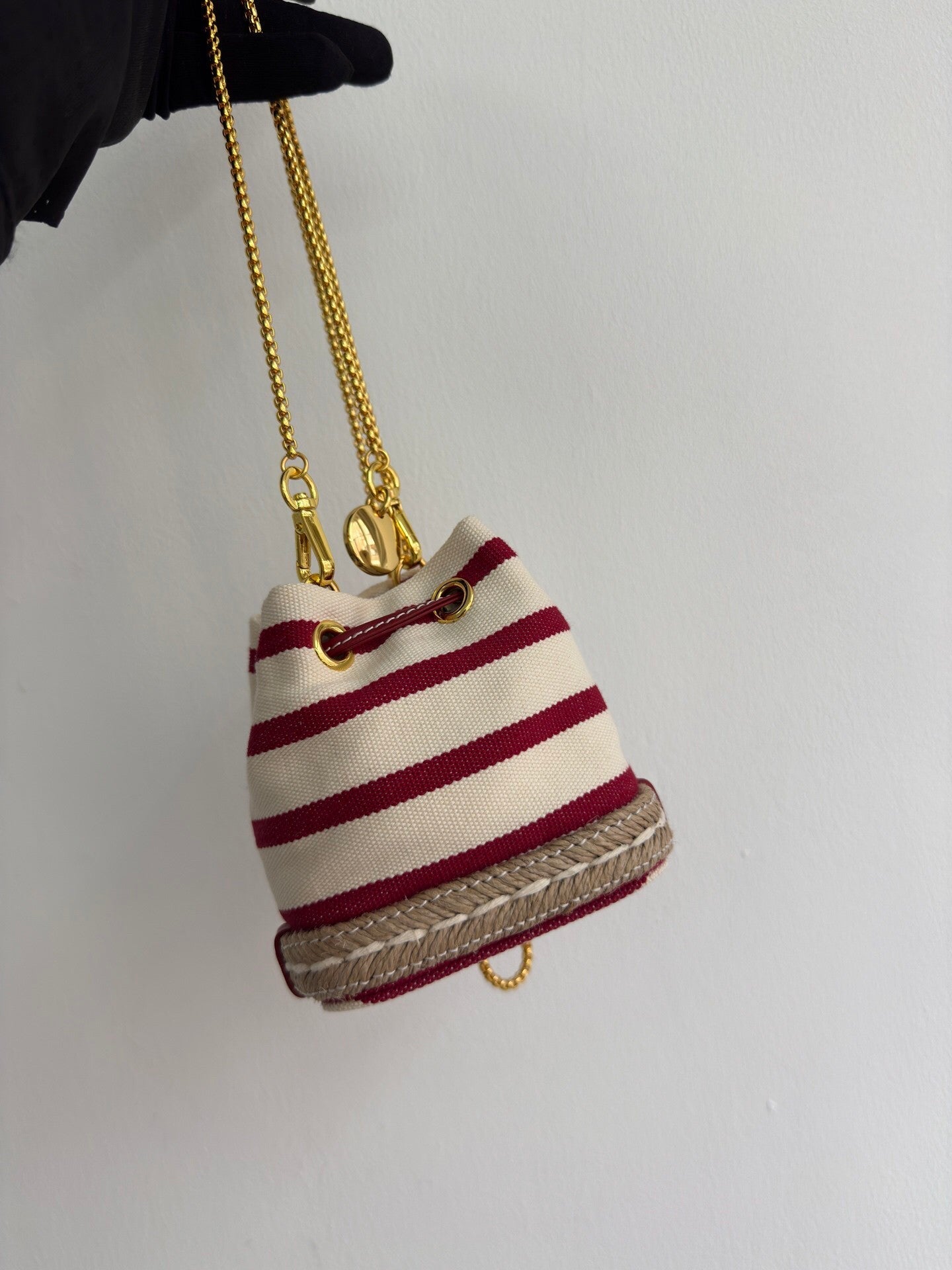 Mini sac seau en toile rayée avec détails dorés