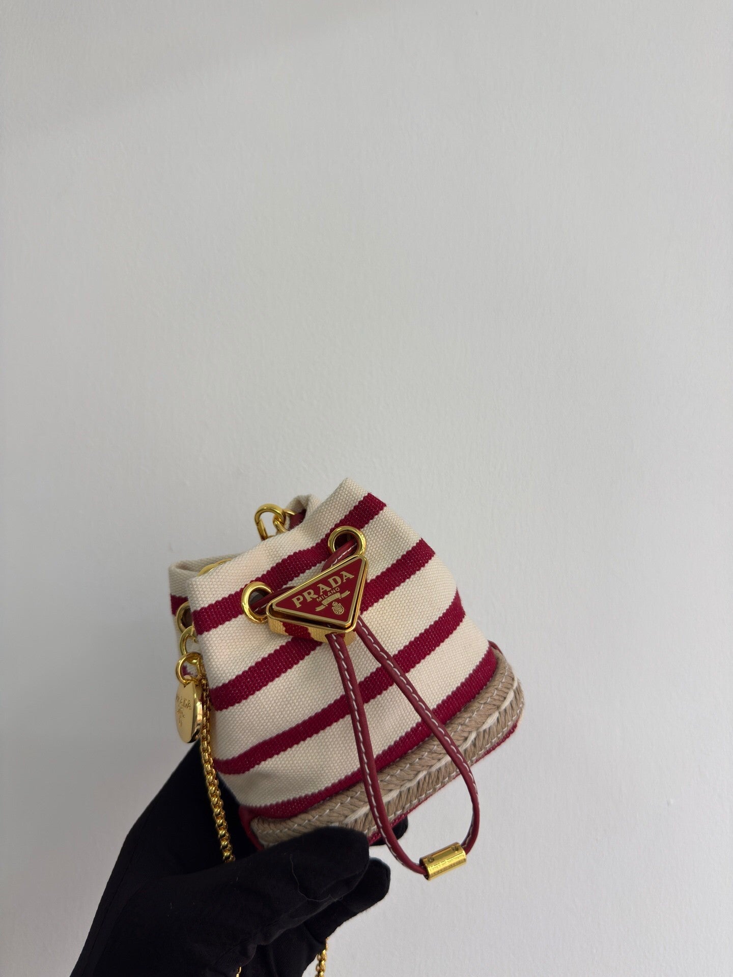 Mini sac seau en toile rayée avec détails dorés