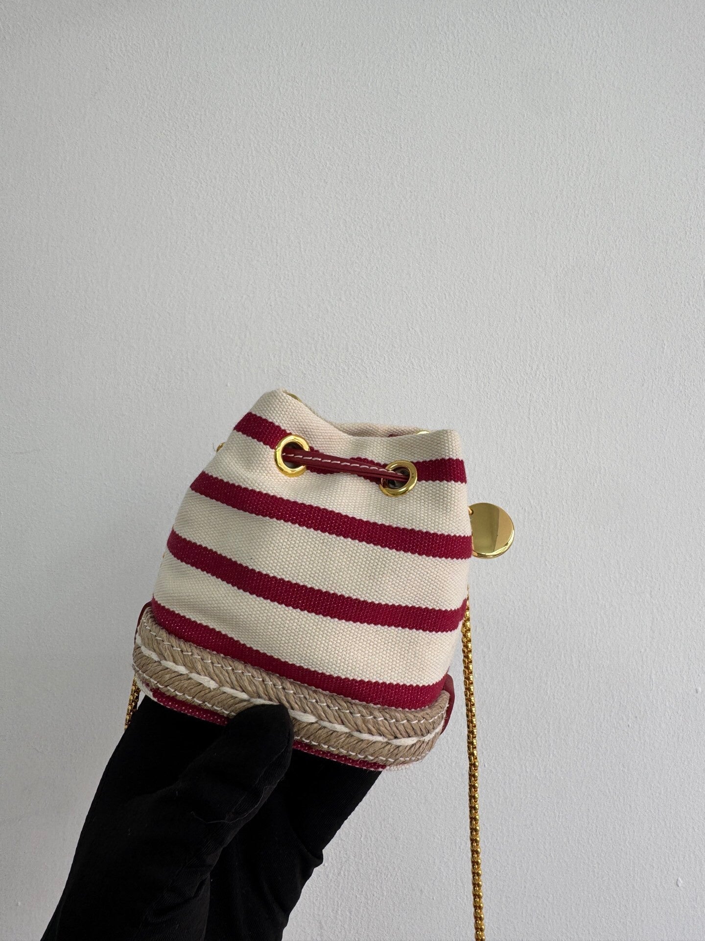 Mini sac seau en toile rayée avec détails dorés