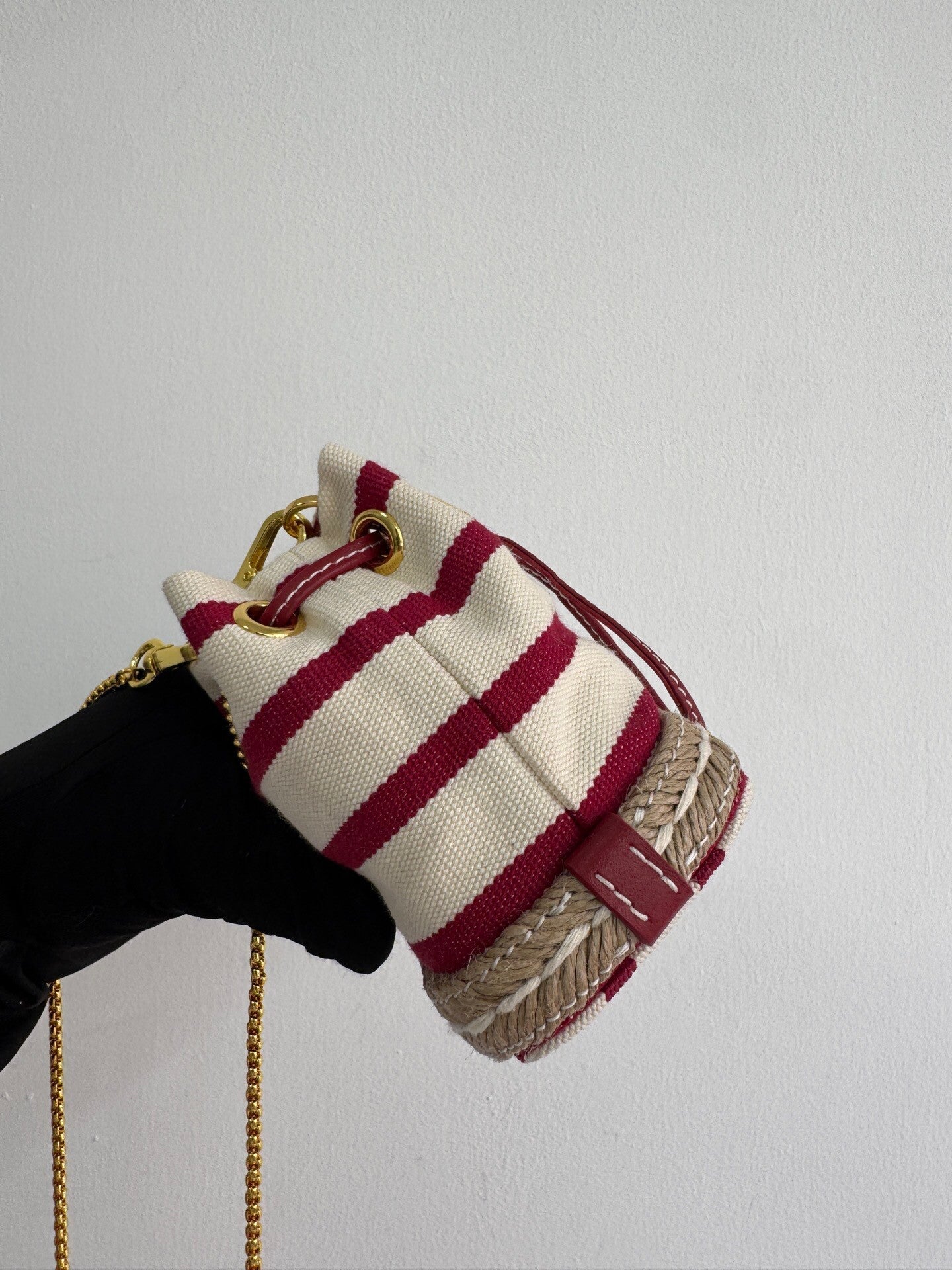 Mini sac seau en toile rayée avec détails dorés