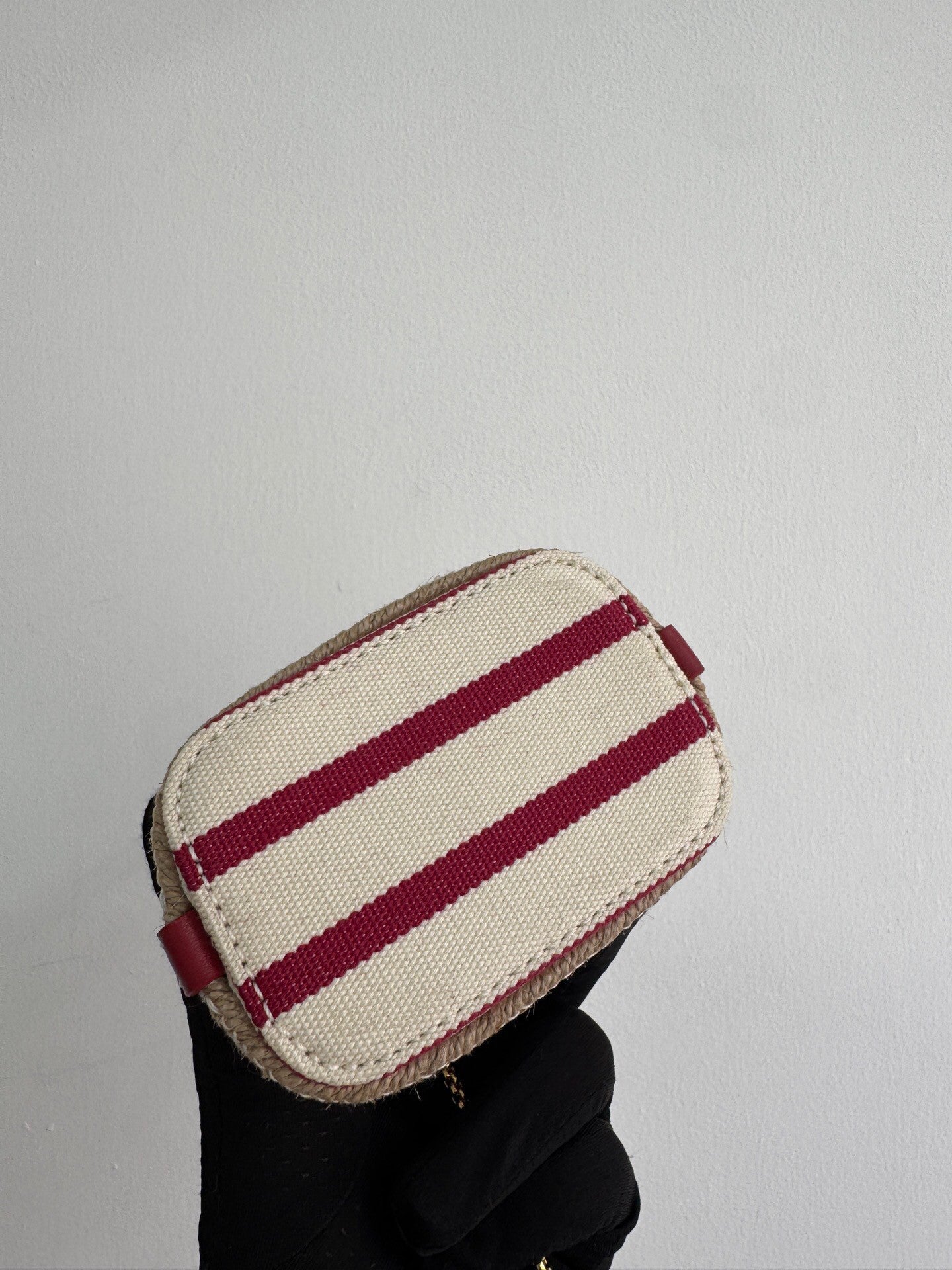 Mini sac seau en toile rayée avec détails dorés