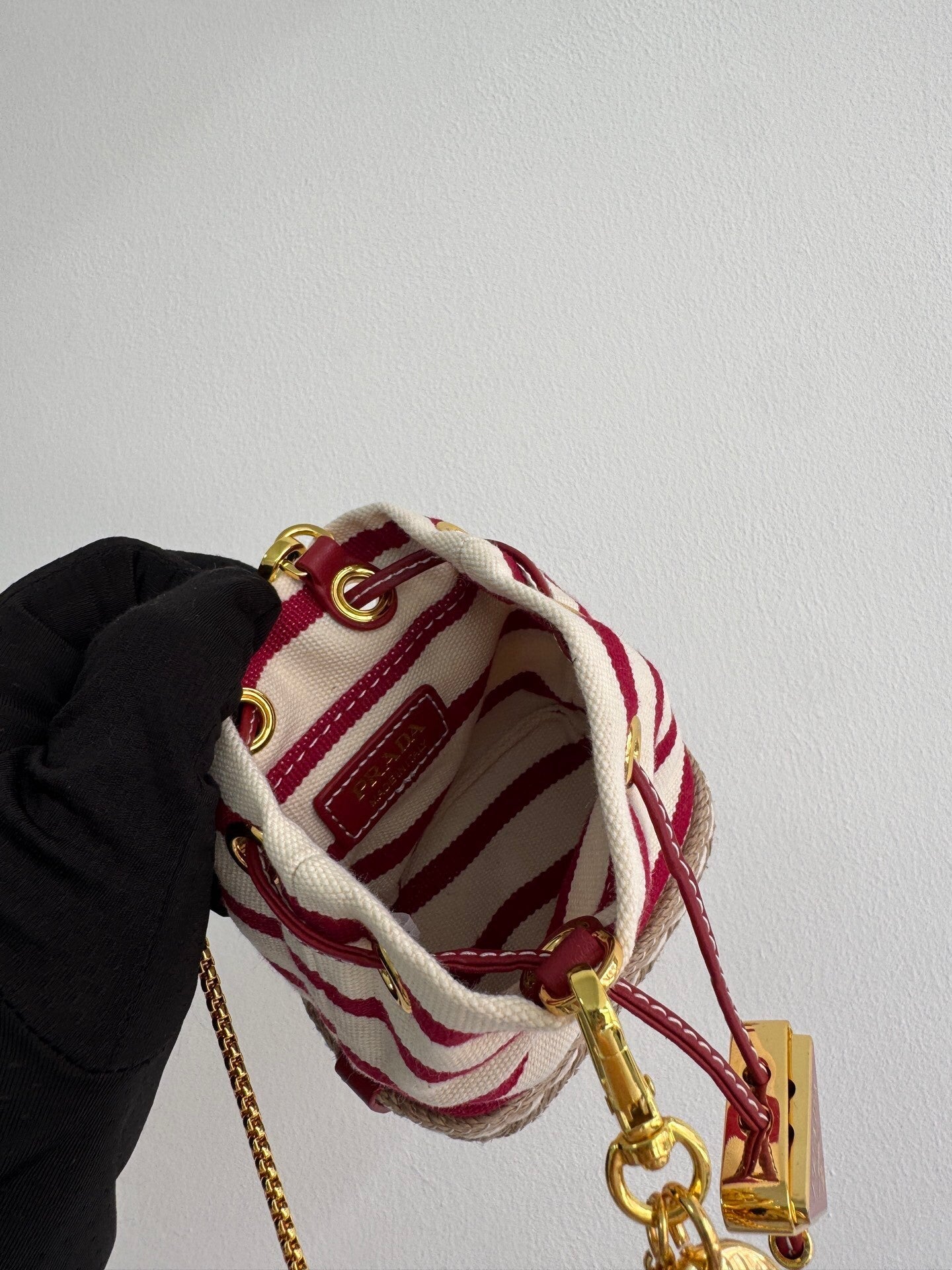 Mini sac seau en toile rayée avec détails dorés