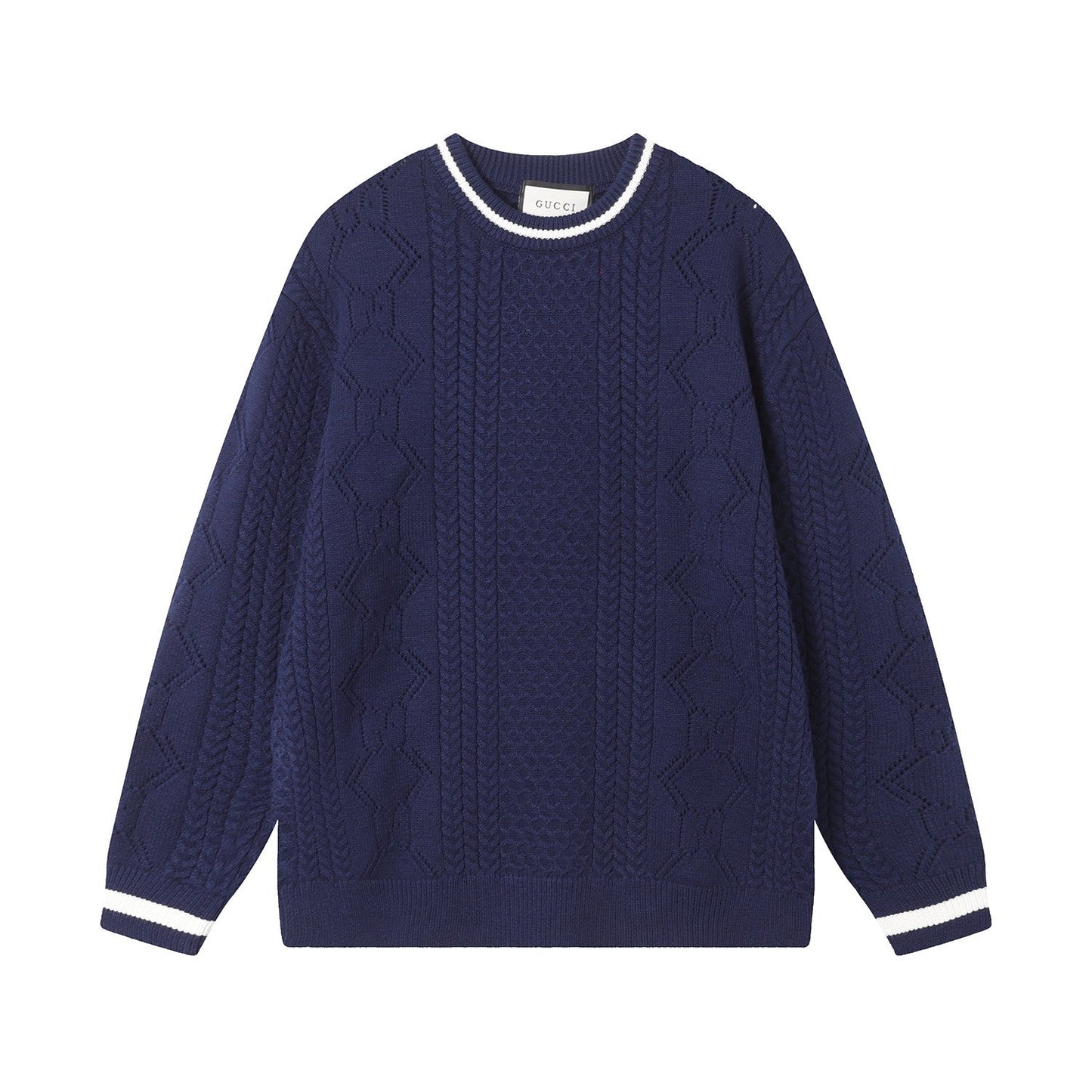 Pull à découpes torsadées