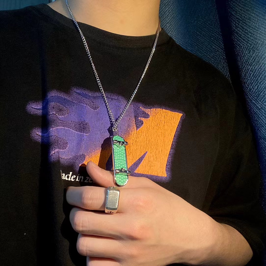 Collier pendentif en métal style skateboard