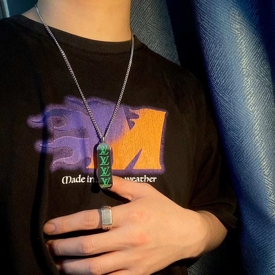 Collier pendentif en métal style skateboard