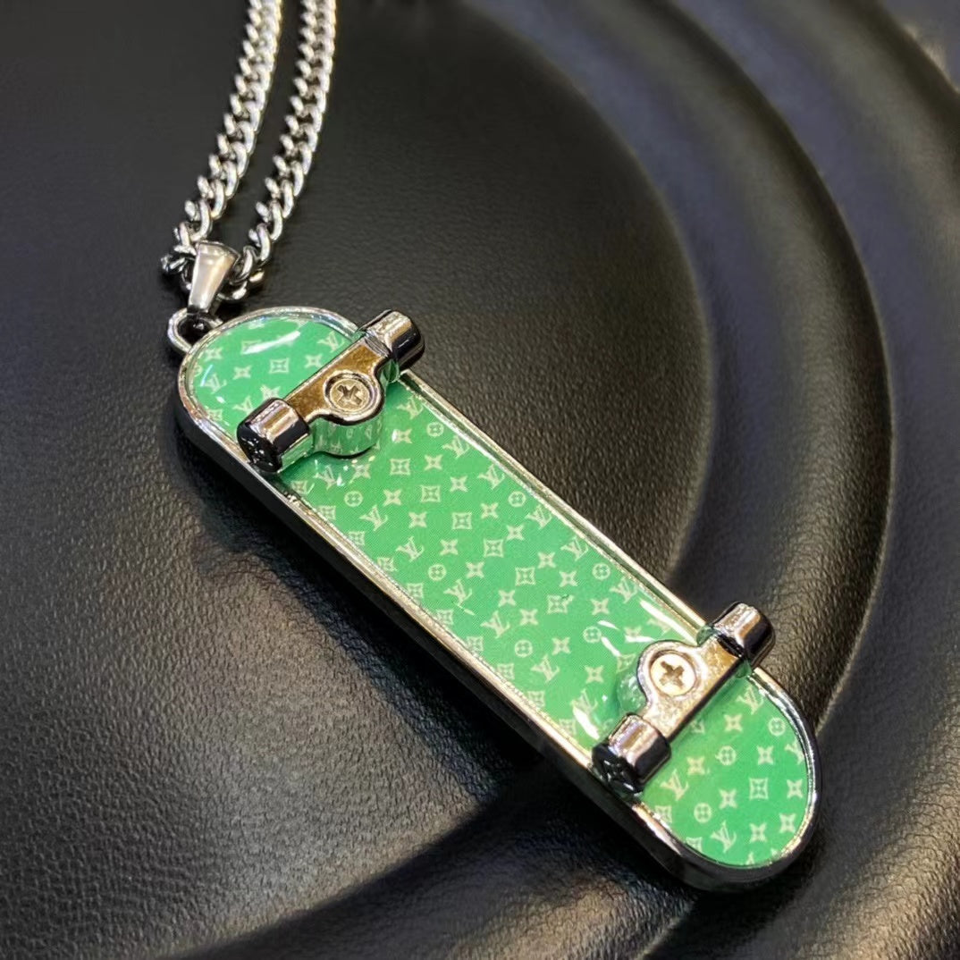 Collier pendentif en métal style skateboard