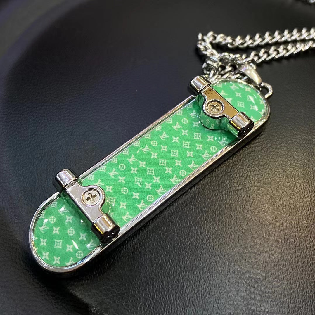 Collier pendentif en métal style skateboard