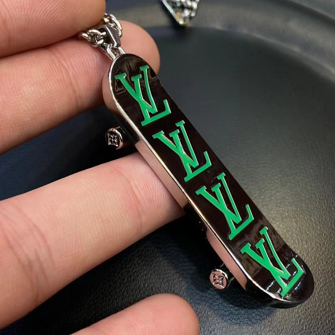 Collier pendentif en métal style skateboard