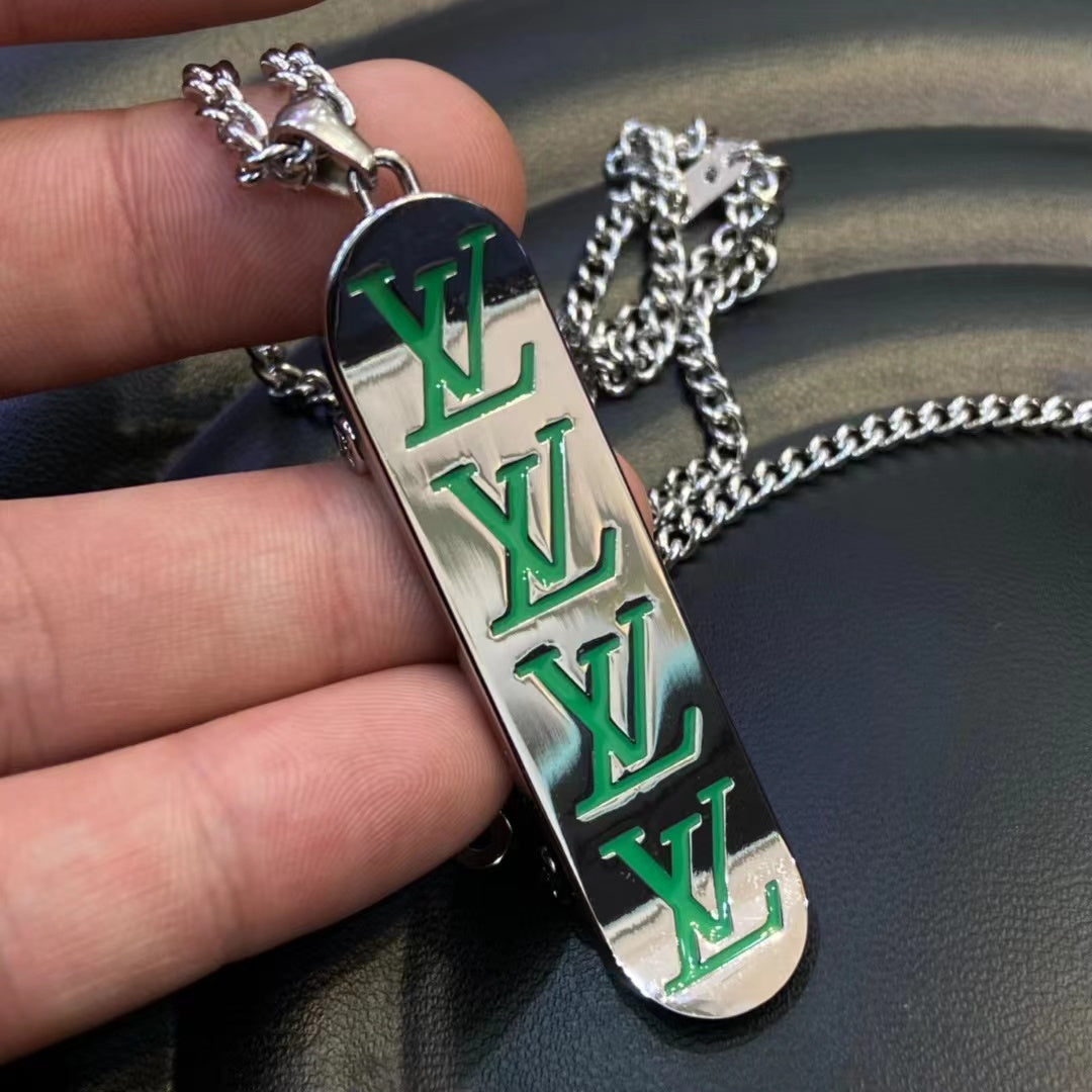 Collier pendentif en métal style skateboard