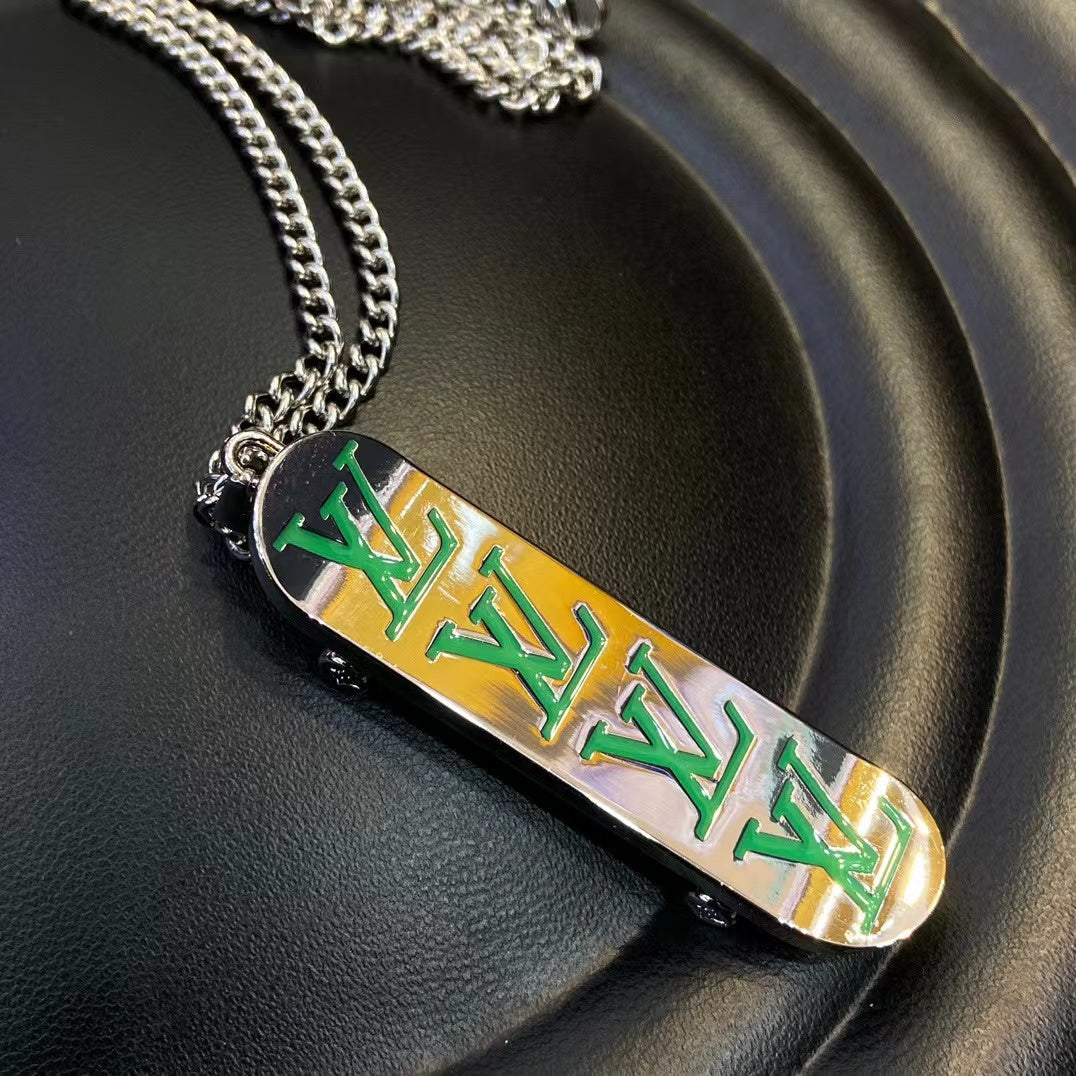 Collier pendentif en métal style skateboard