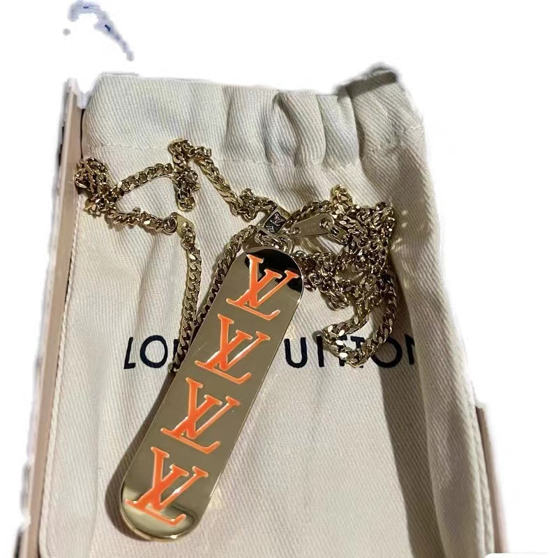 Collier pendentif en métal style skateboard