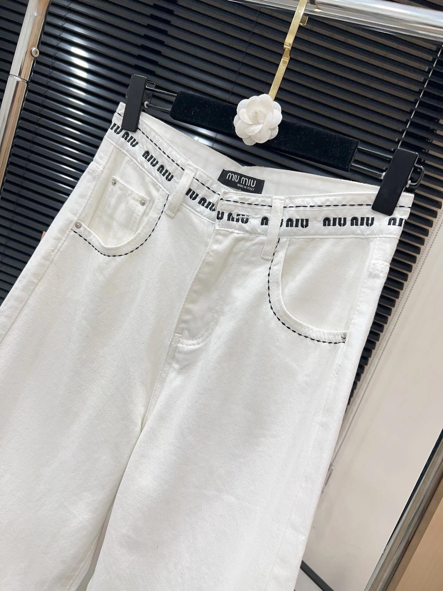 Jean blanc avec logo à la taille