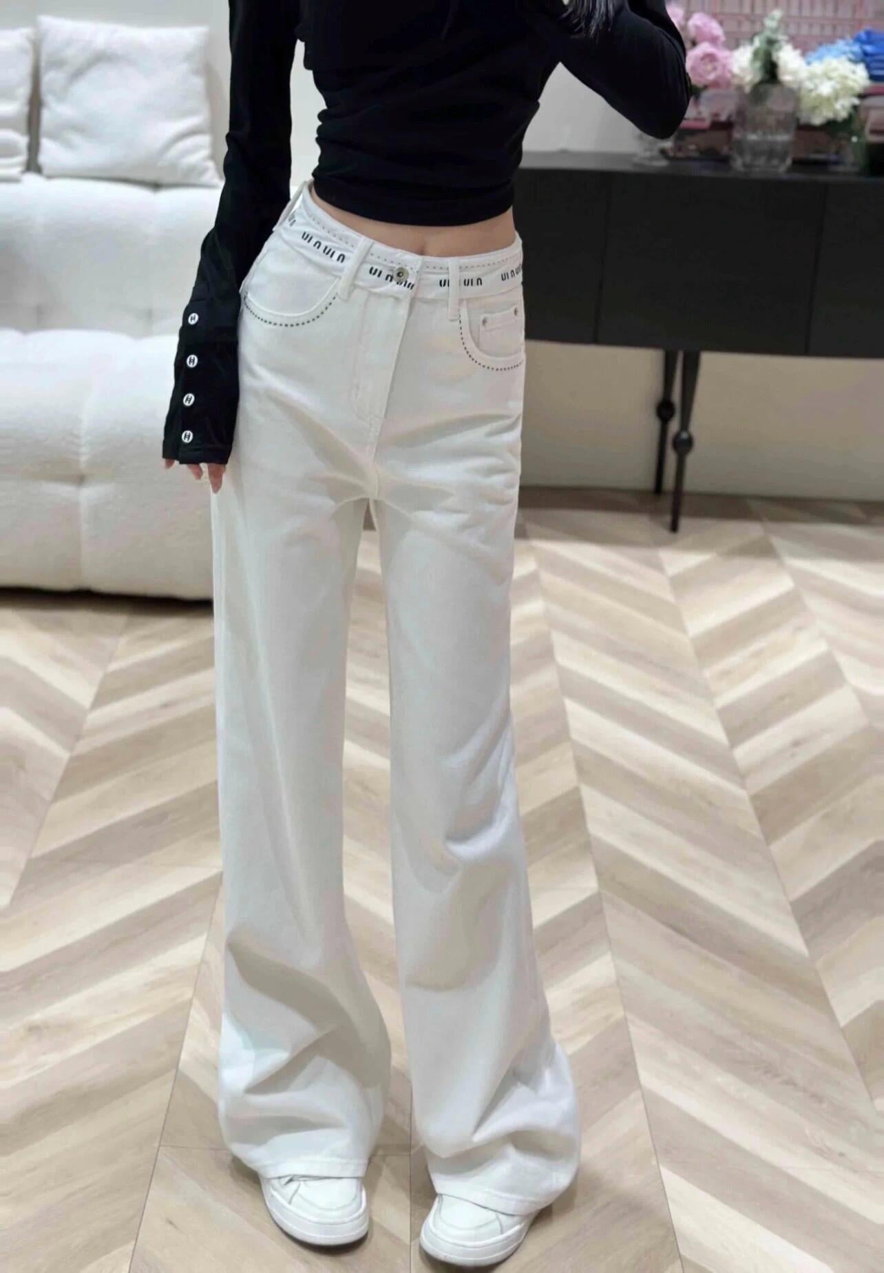 Jean blanc avec logo à la taille