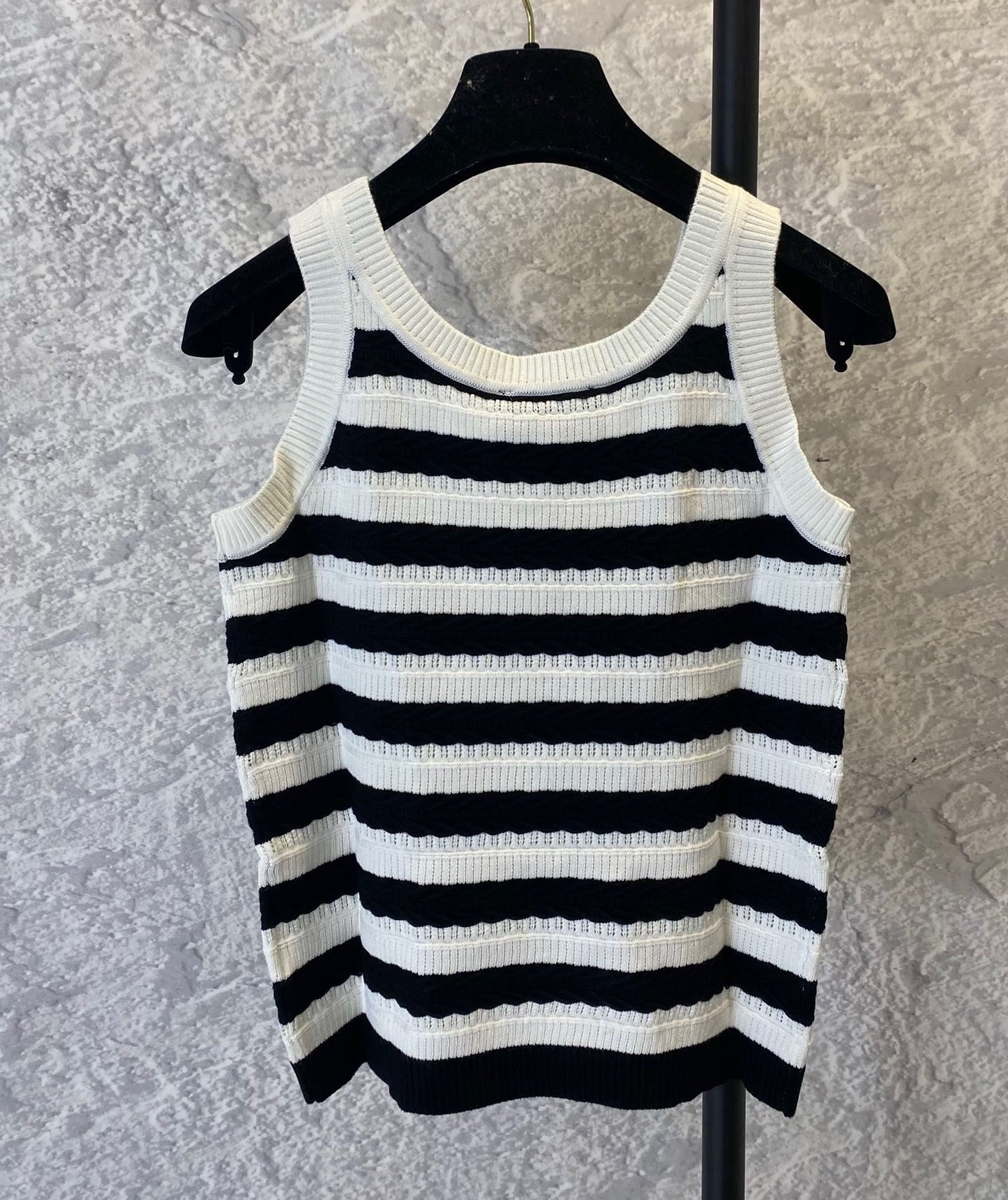 Gilet simple à la mode pour l'été