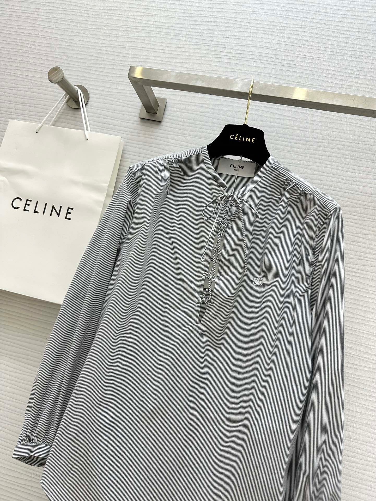 Chemise à rayures fines teinte en fil