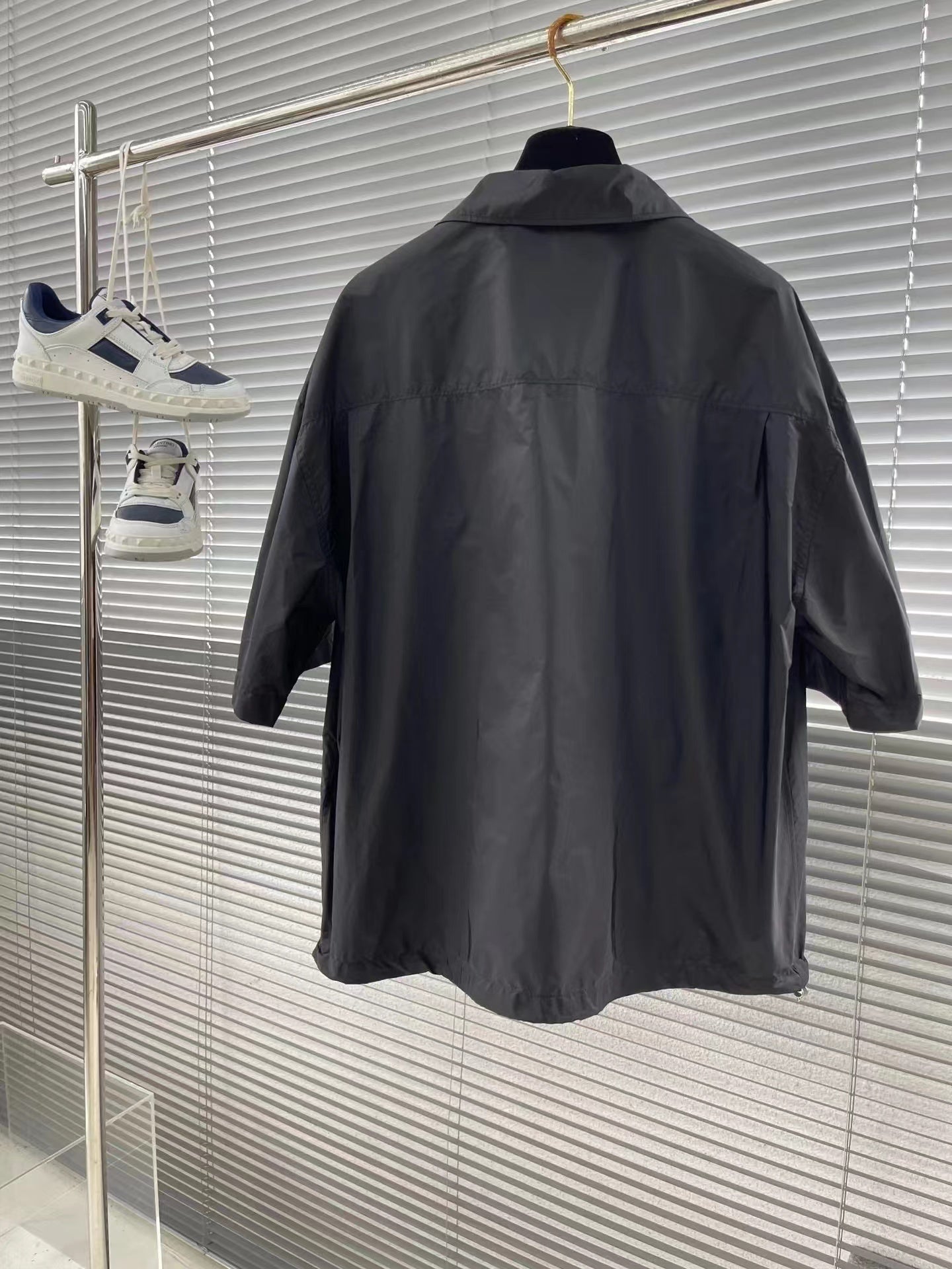 Chemise à manches minimalistes avec logo triangulaire