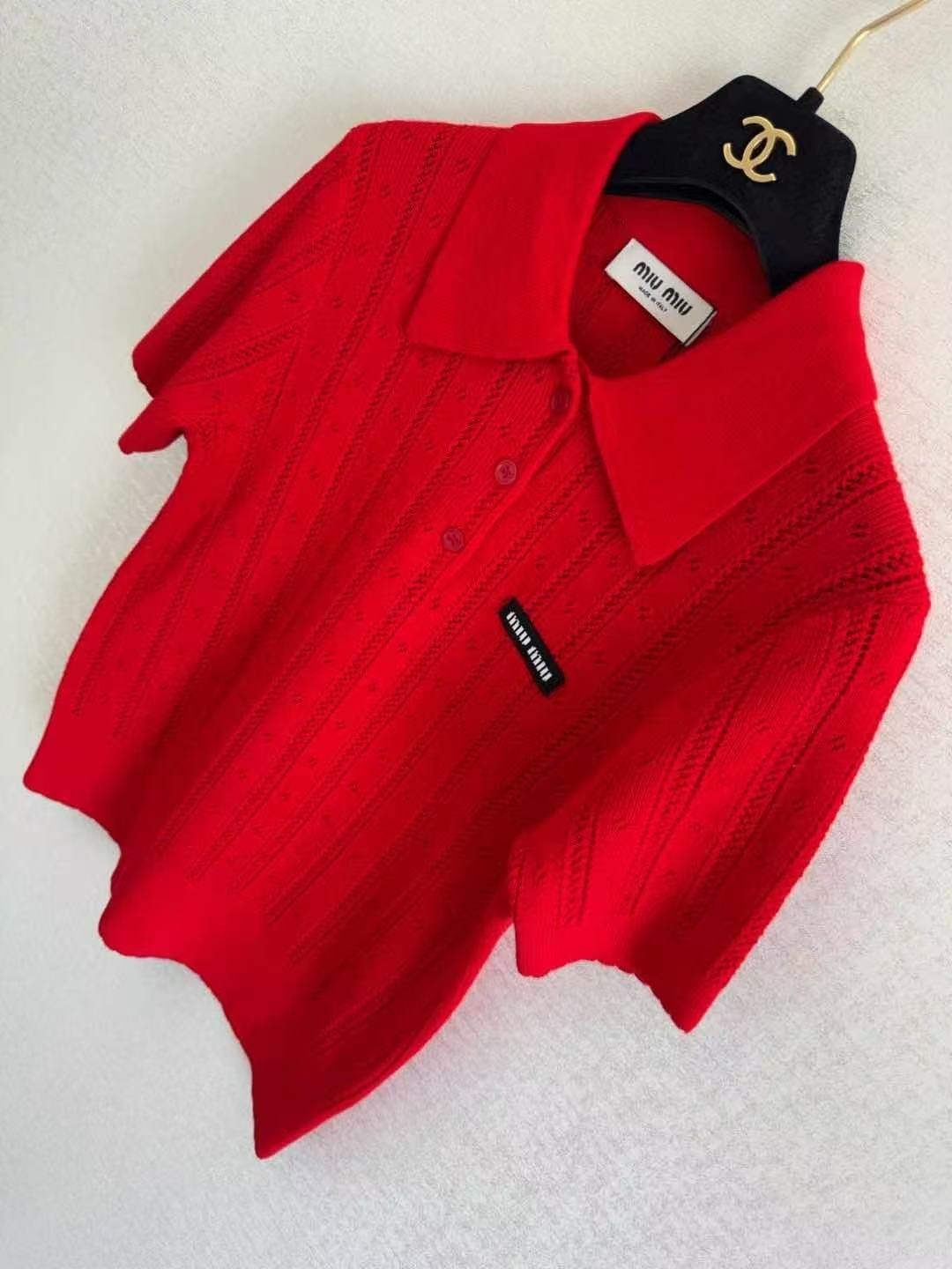 Poloshirt aus Wolle mit vertikalen Lochmustern und kurzen Ärmeln