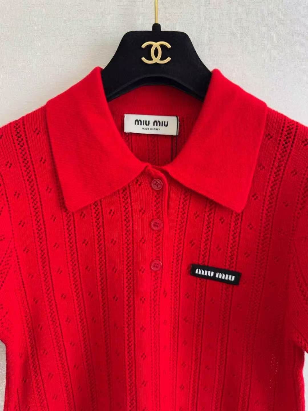 Poloshirt aus Wolle mit vertikalen Lochmustern und kurzen Ärmeln