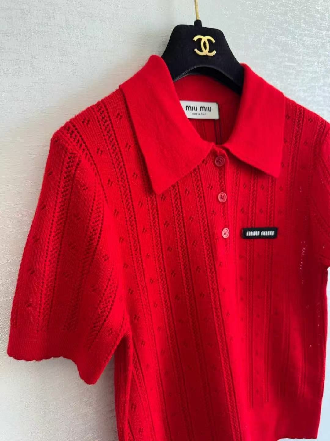 Poloshirt aus Wolle mit vertikalen Lochmustern und kurzen Ärmeln