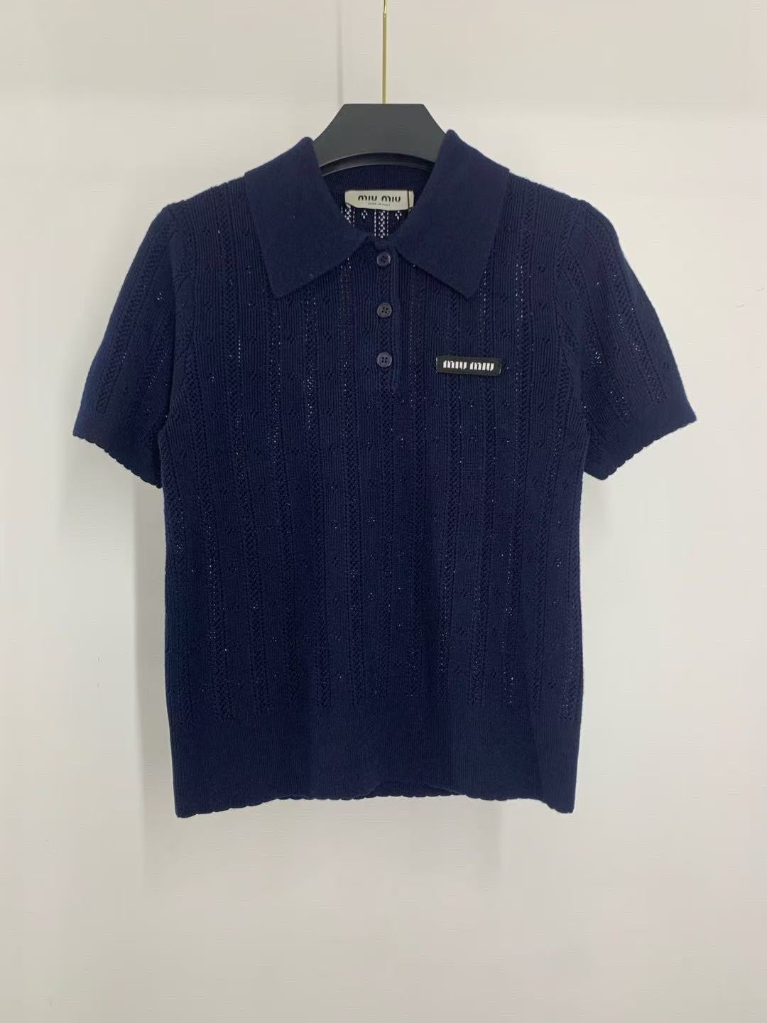 Poloshirt aus Wolle mit vertikalen Lochmustern und kurzen Ärmeln