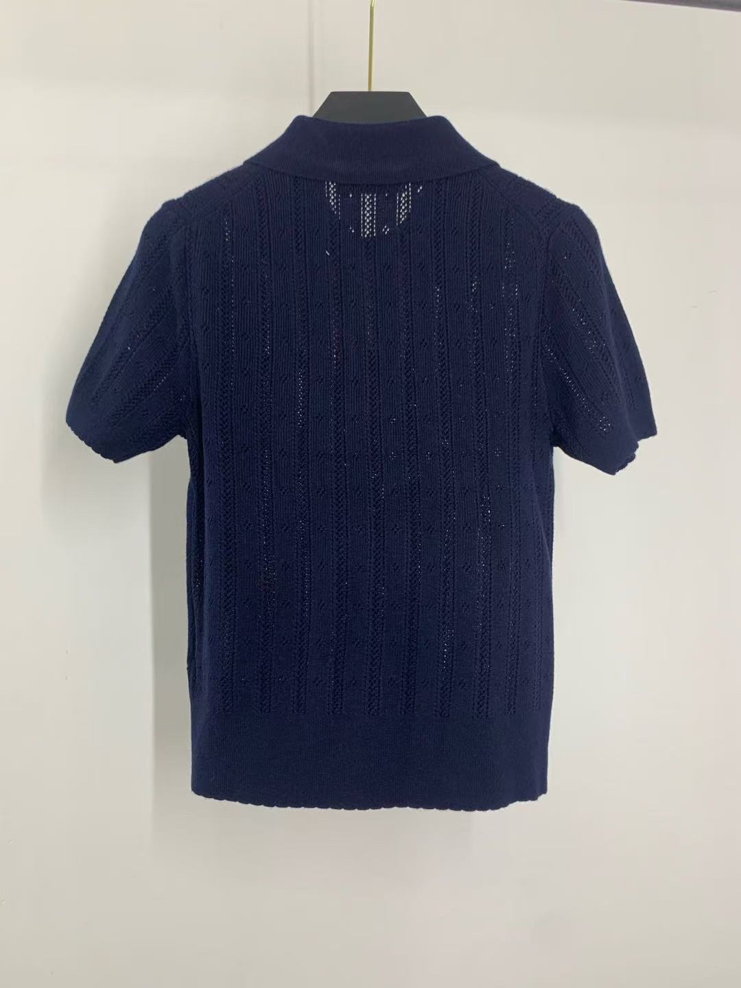 Poloshirt aus Wolle mit vertikalen Lochmustern und kurzen Ärmeln