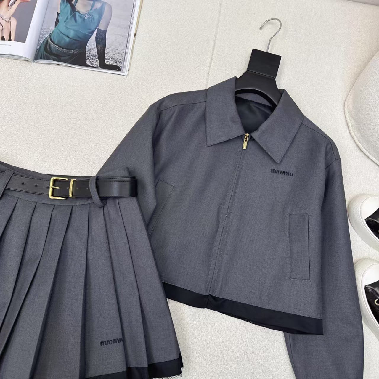 Tailleur veste à revers épissés et jupe plissée ceinturée