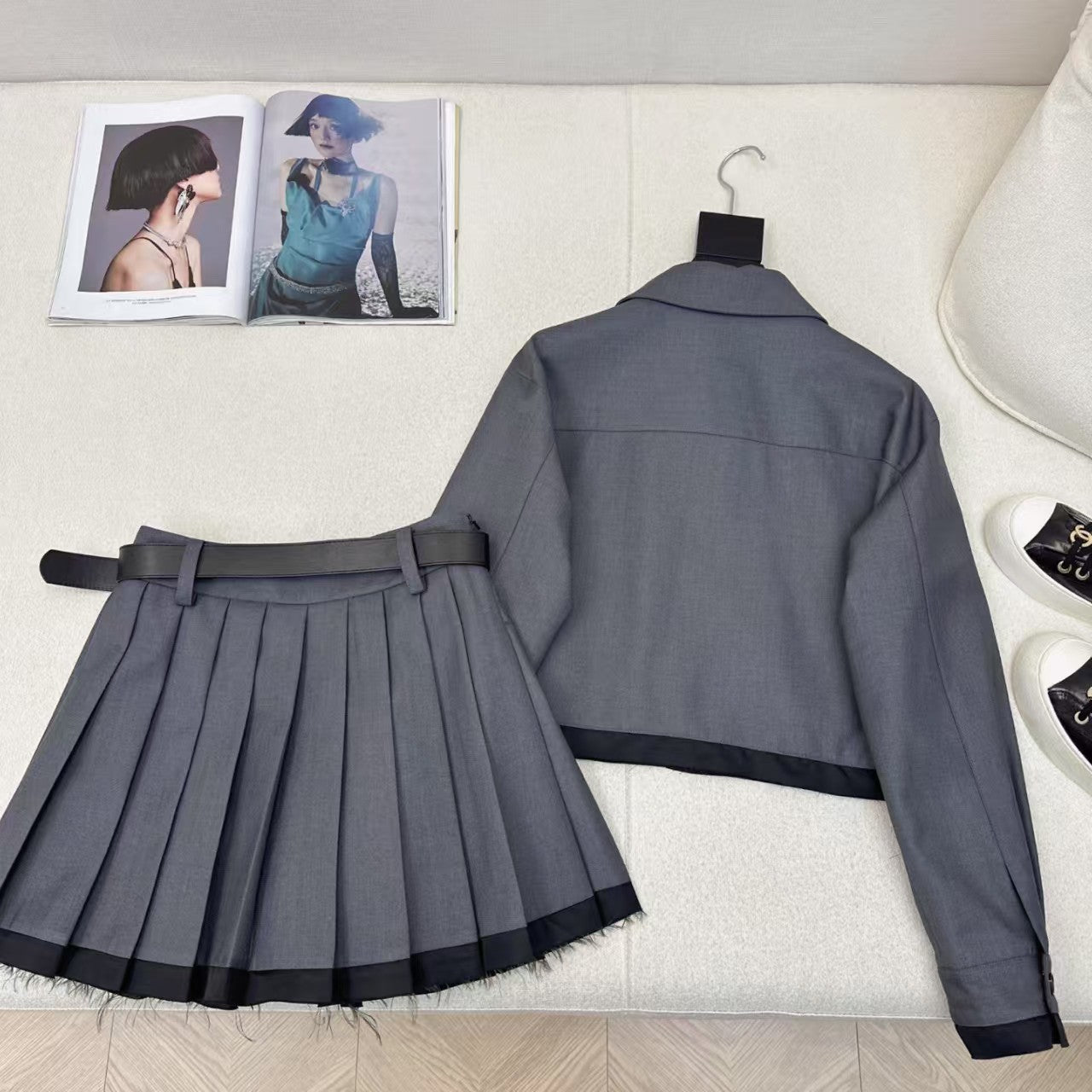 Tailleur veste à revers épissés et jupe plissée ceinturée