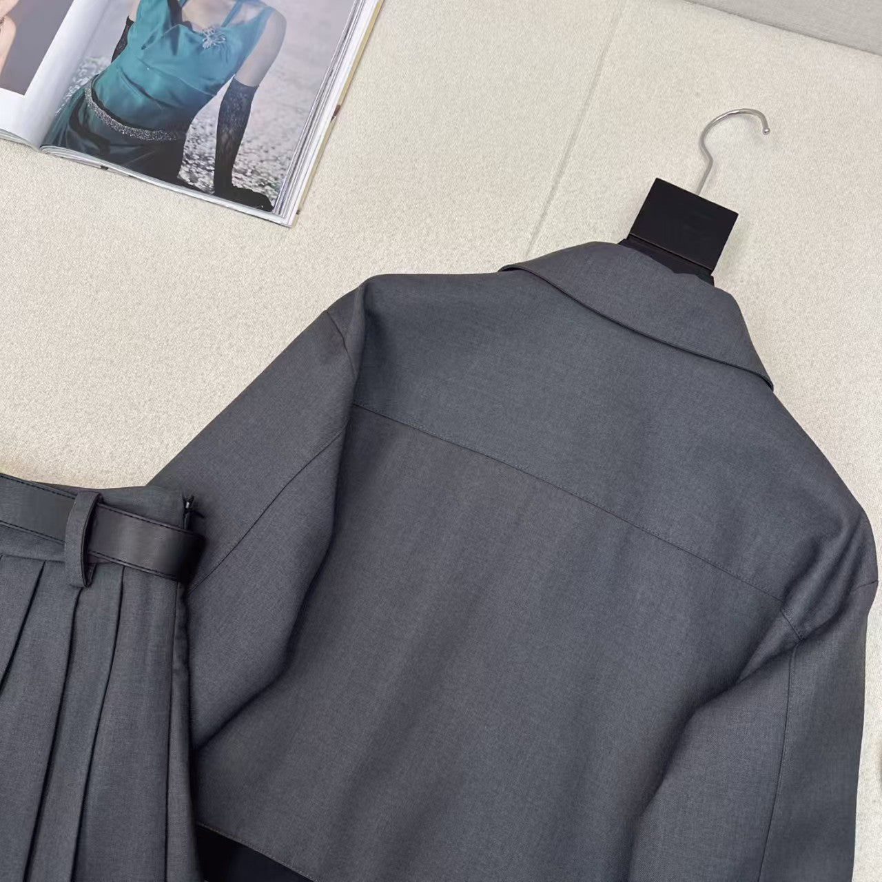 Tailleur veste à revers épissés et jupe plissée ceinturée