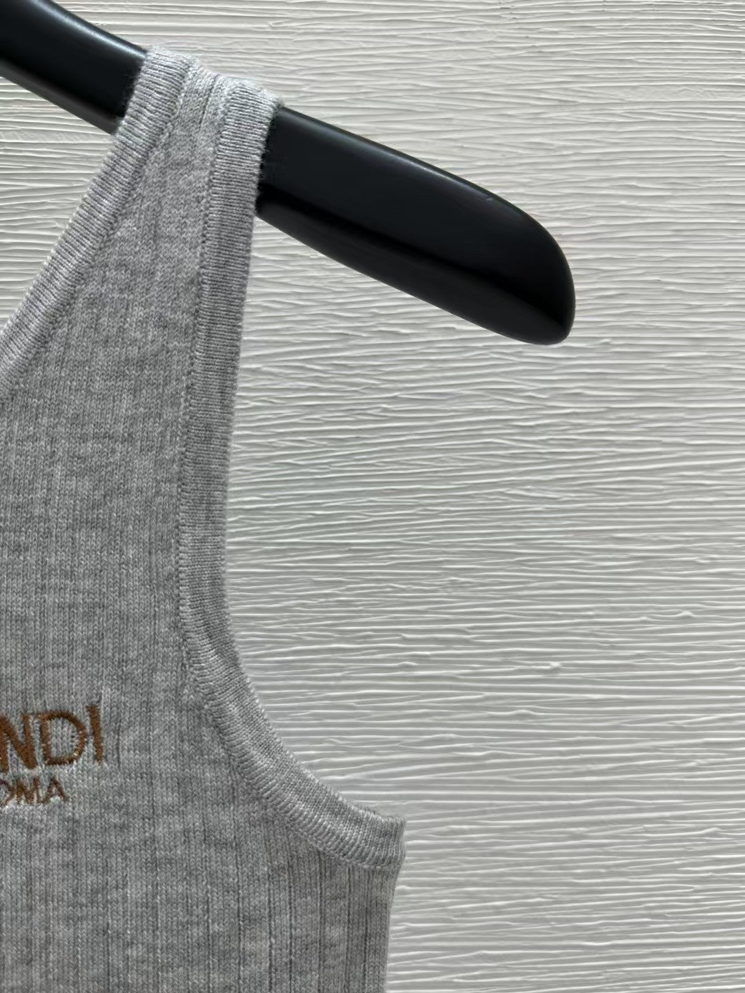 gilet tricoté avec logo brodé