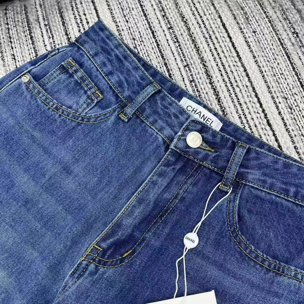 25 Early Spring – Gerade geschnittene Jeanshose mit Pailletten und Logo-Print