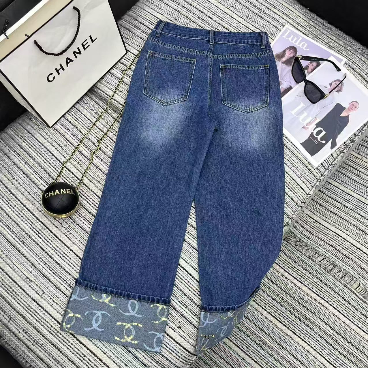 25 Early Spring – Gerade geschnittene Jeanshose mit Pailletten und Logo-Print