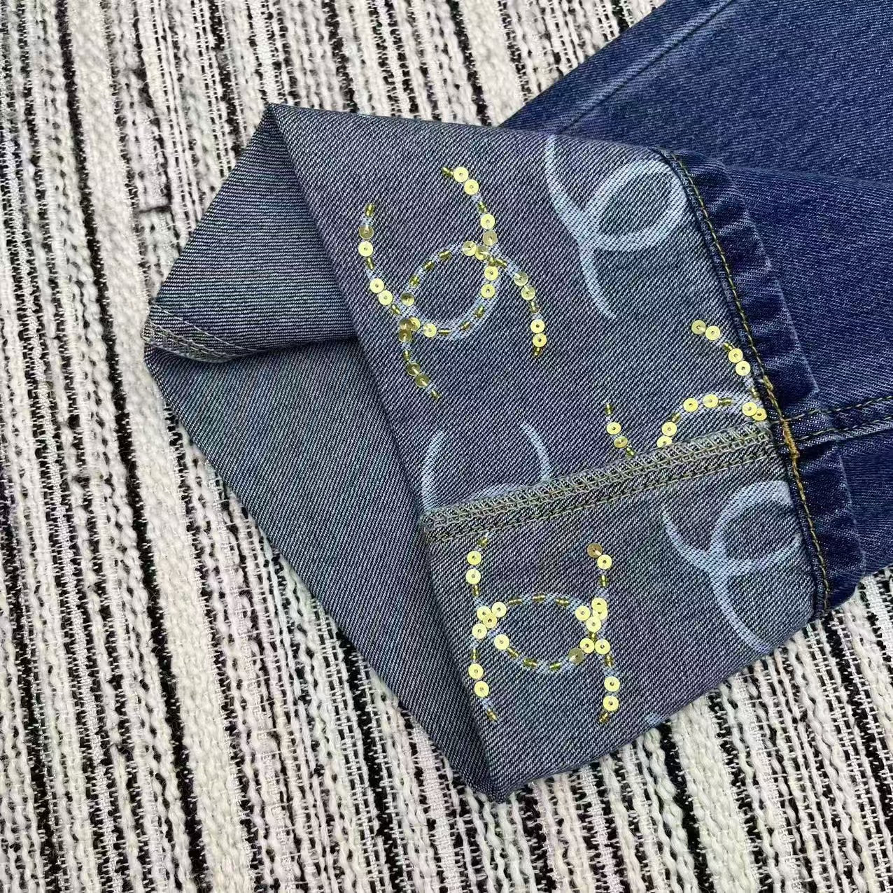 25 Early Spring – Gerade geschnittene Jeanshose mit Pailletten und Logo-Print