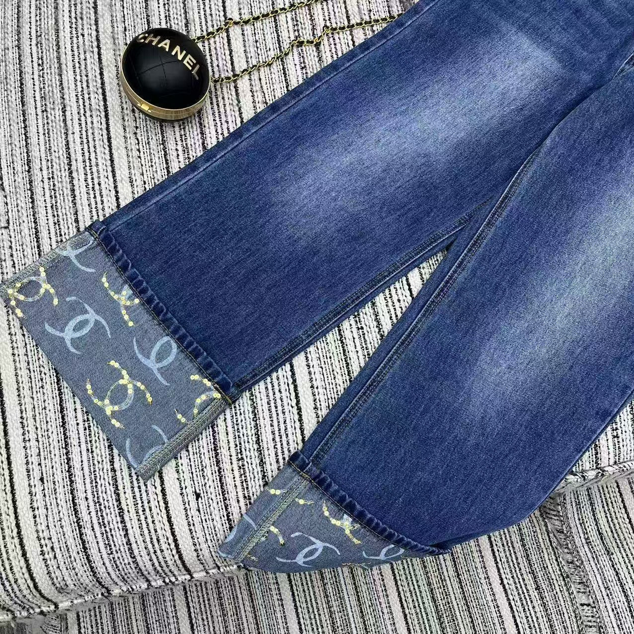 25 Early Spring – Gerade geschnittene Jeanshose mit Pailletten und Logo-Print