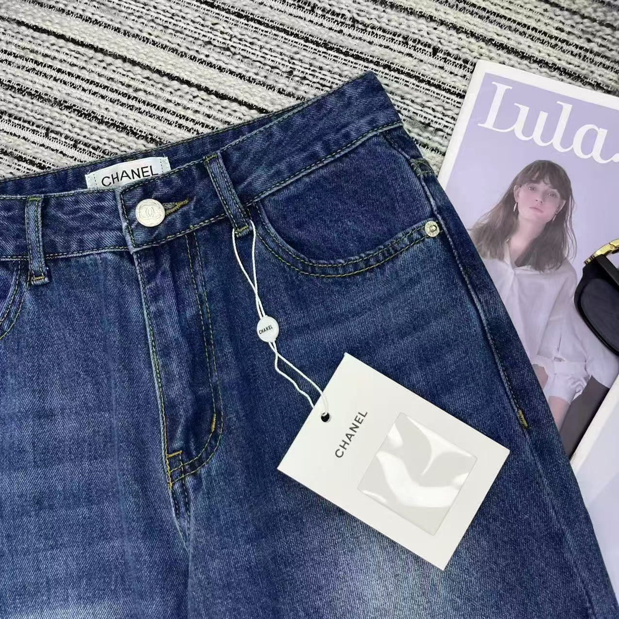 25 Early Spring – Gerade geschnittene Jeanshose mit Pailletten und Logo-Print