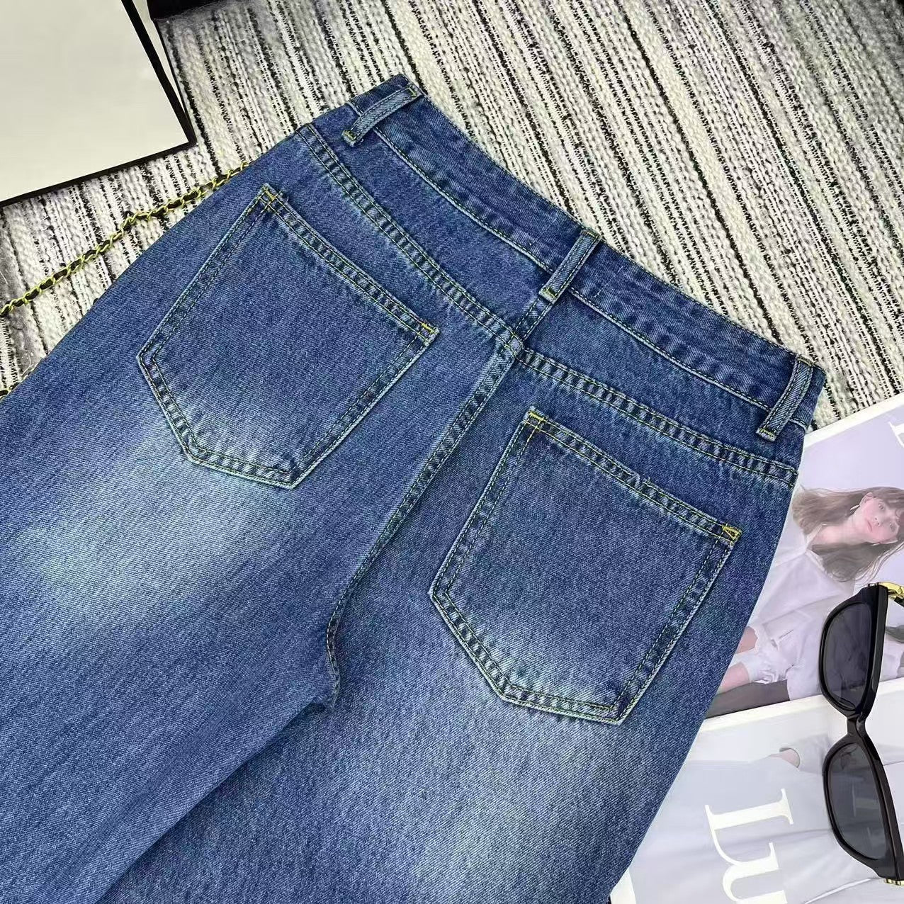 25 Early Spring – Gerade geschnittene Jeanshose mit Pailletten und Logo-Print