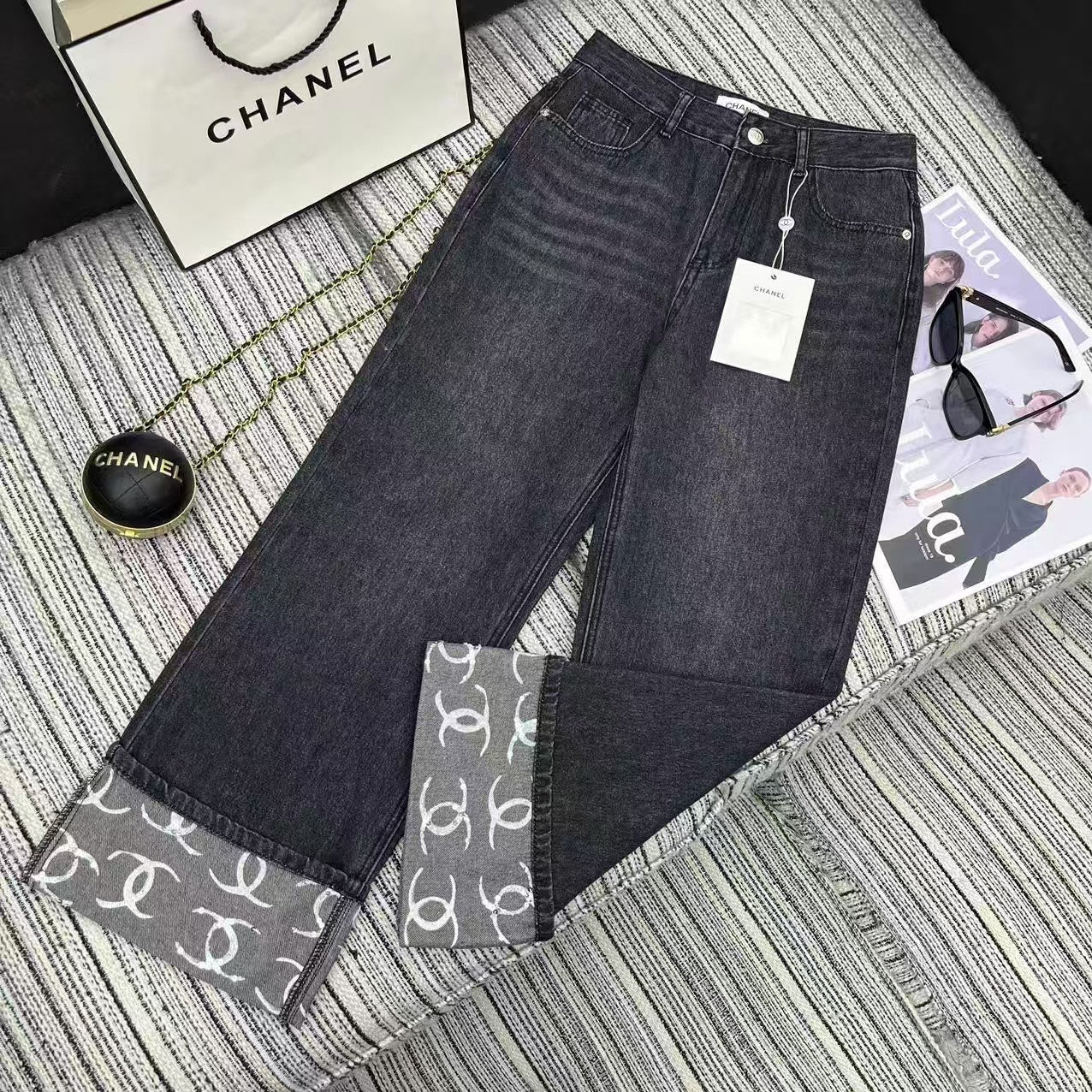 25 Early Spring – Gerade geschnittene Jeanshose mit Pailletten und Logo-Print