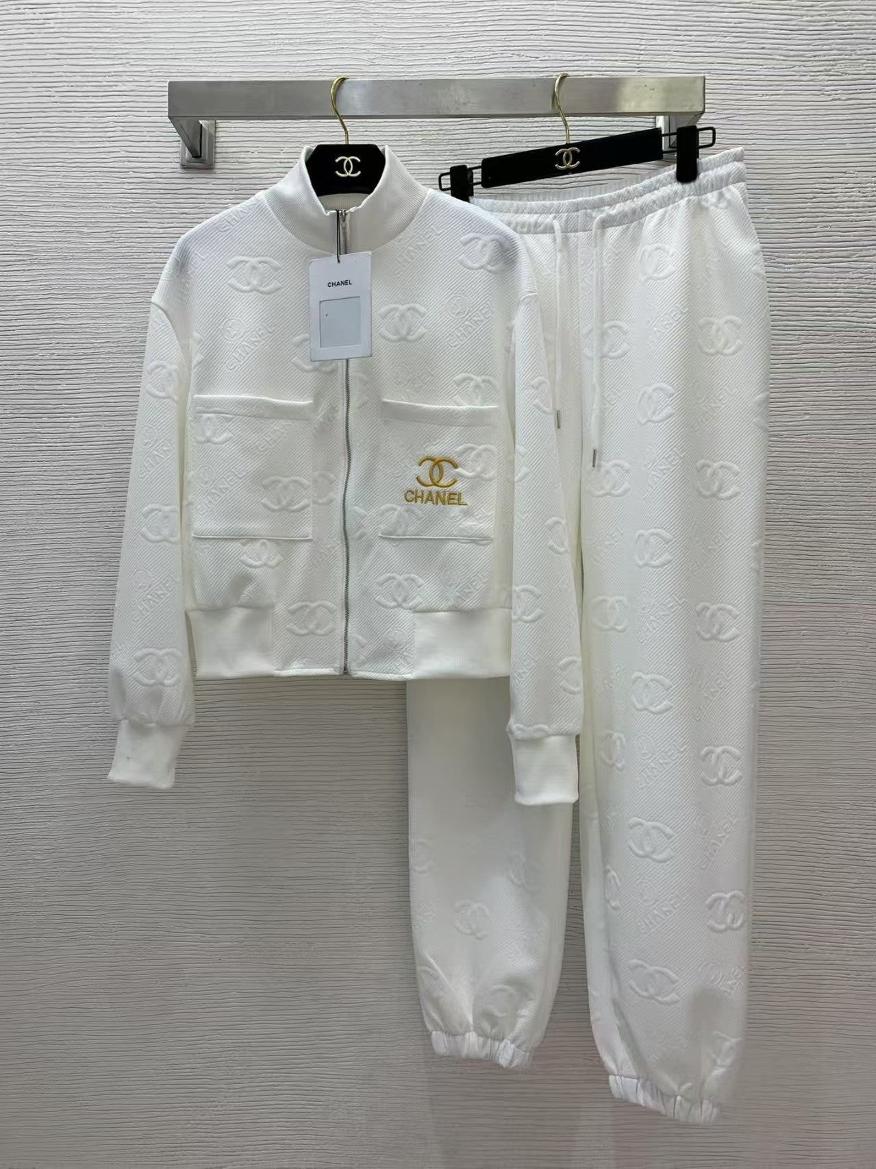 25 costumes décontractés à la mode avec logo double C en relief