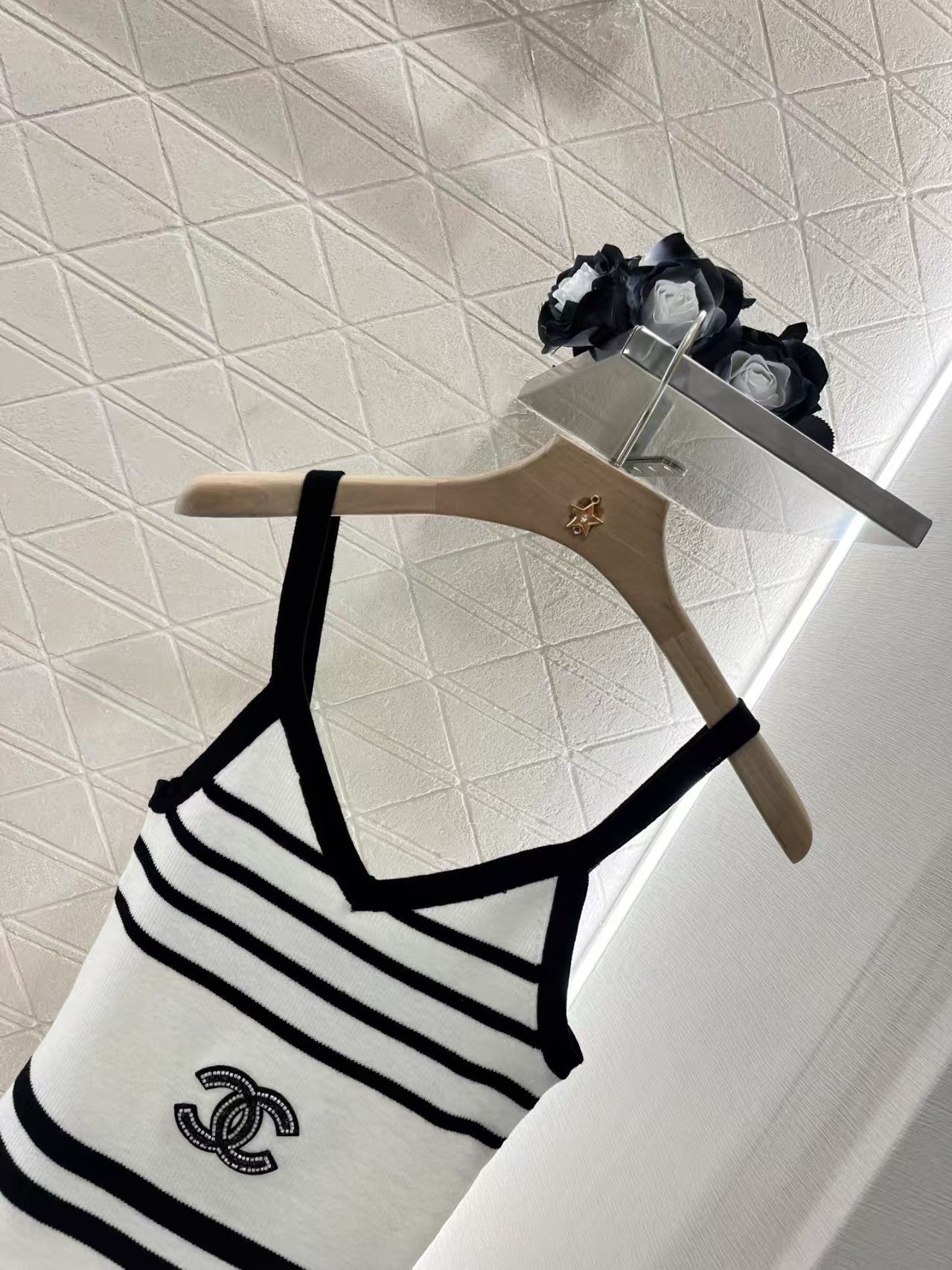 Gilet en tricot rayé et perlé