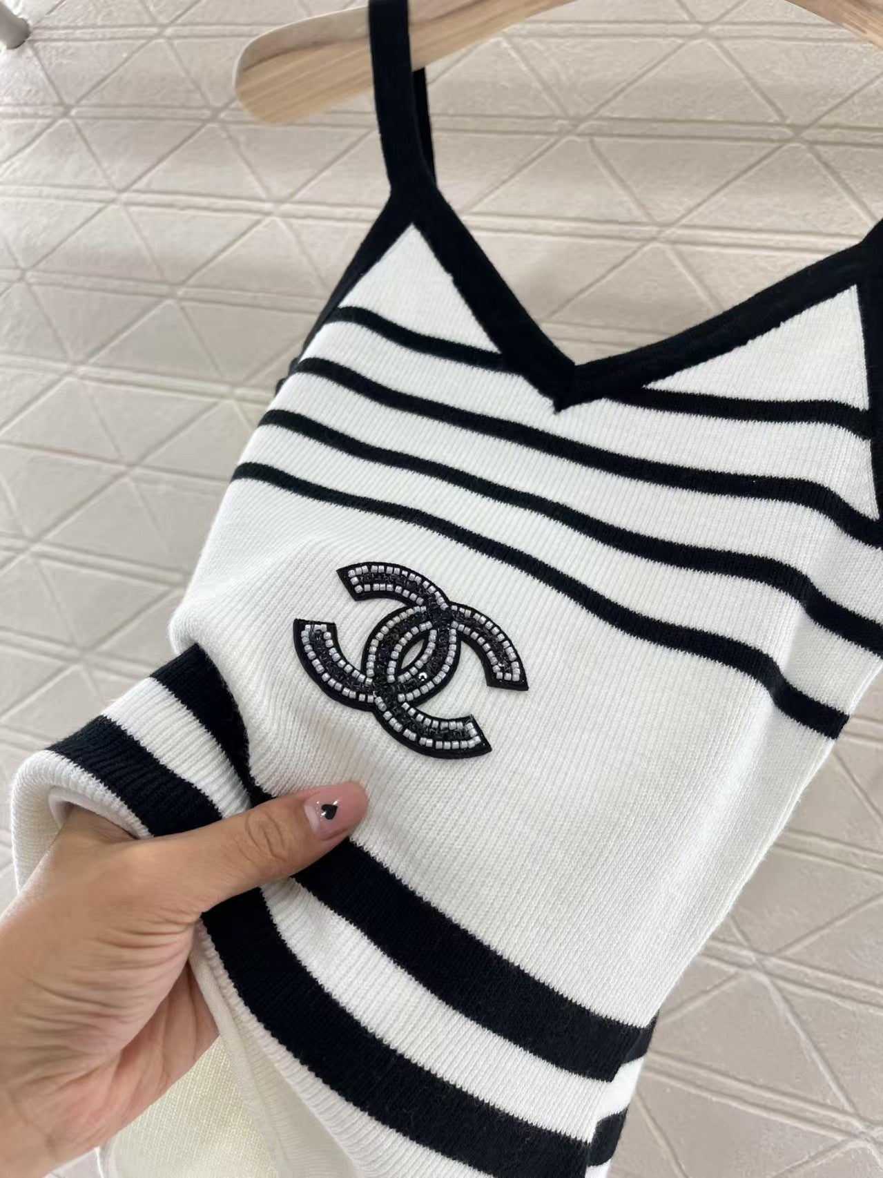 Gilet en tricot rayé et perlé