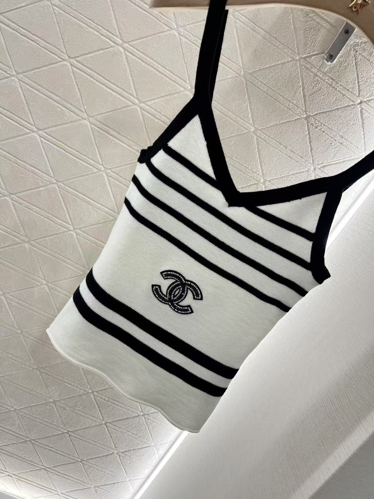 Gilet en tricot rayé et perlé