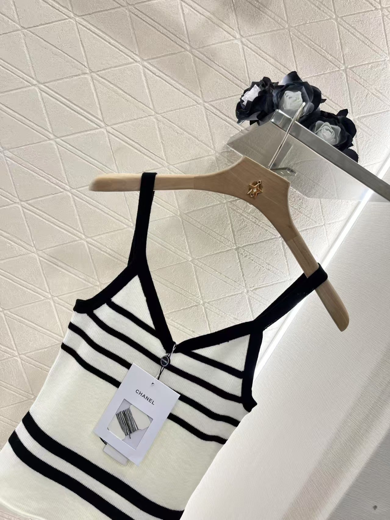 Gilet en tricot rayé et perlé