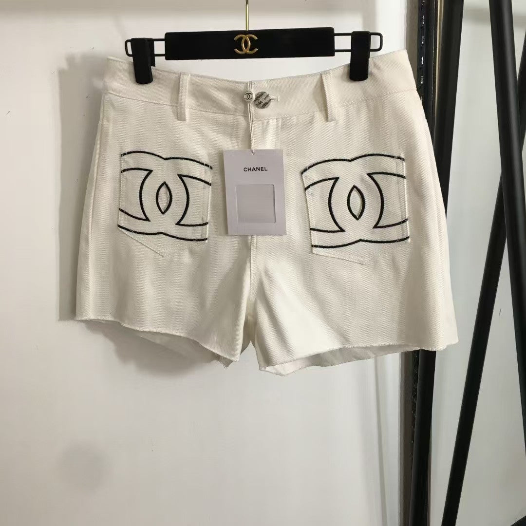 Jeansshorts mit bestickter Tasche