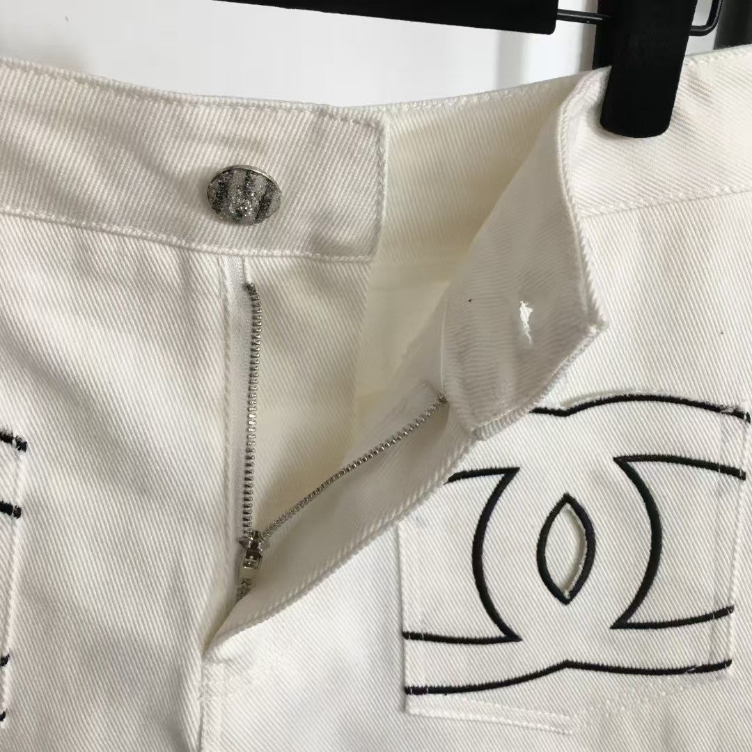 Jeansshorts mit bestickter Tasche