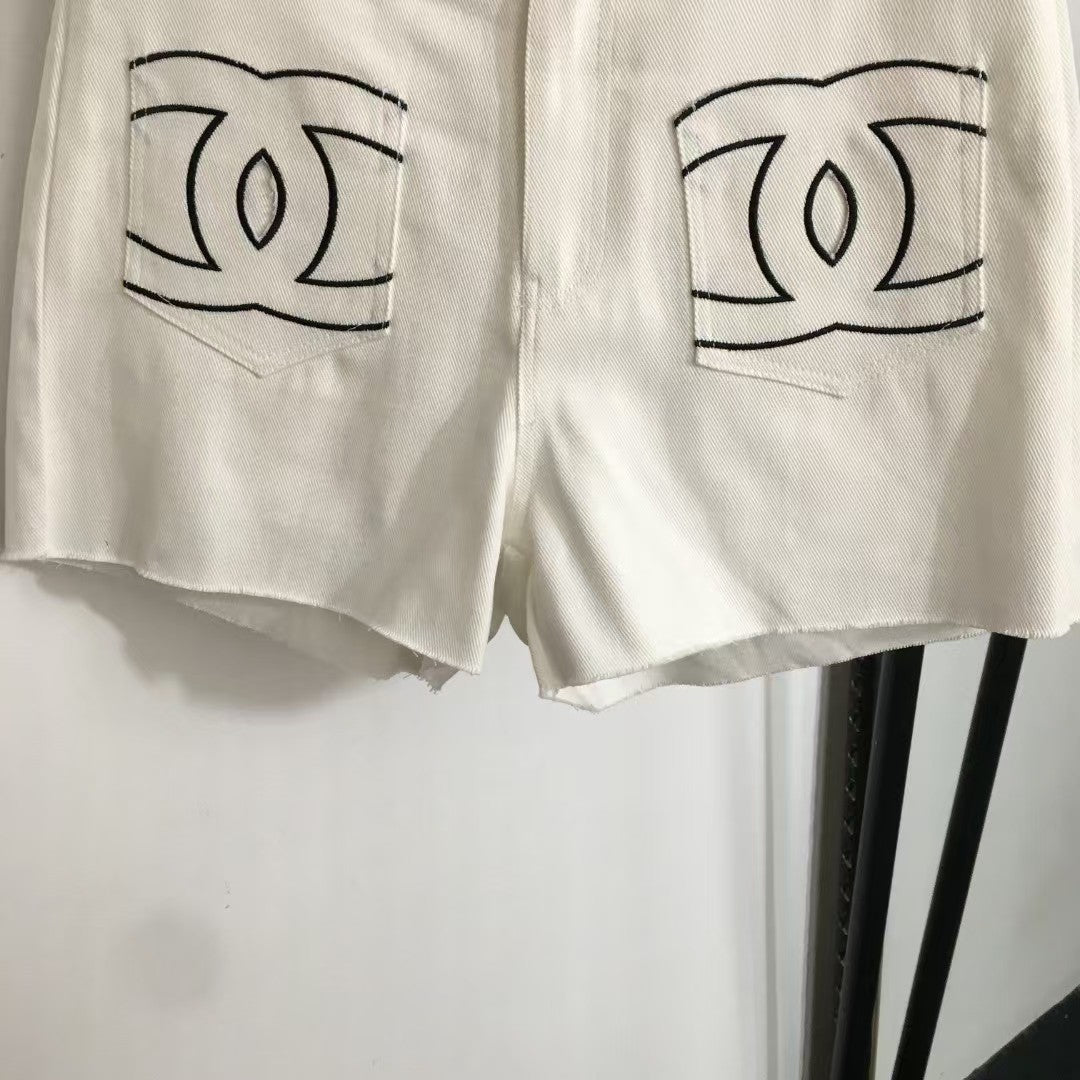 Jeansshorts mit bestickter Tasche