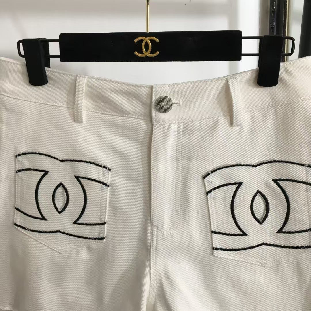 Jeansshorts mit bestickter Tasche